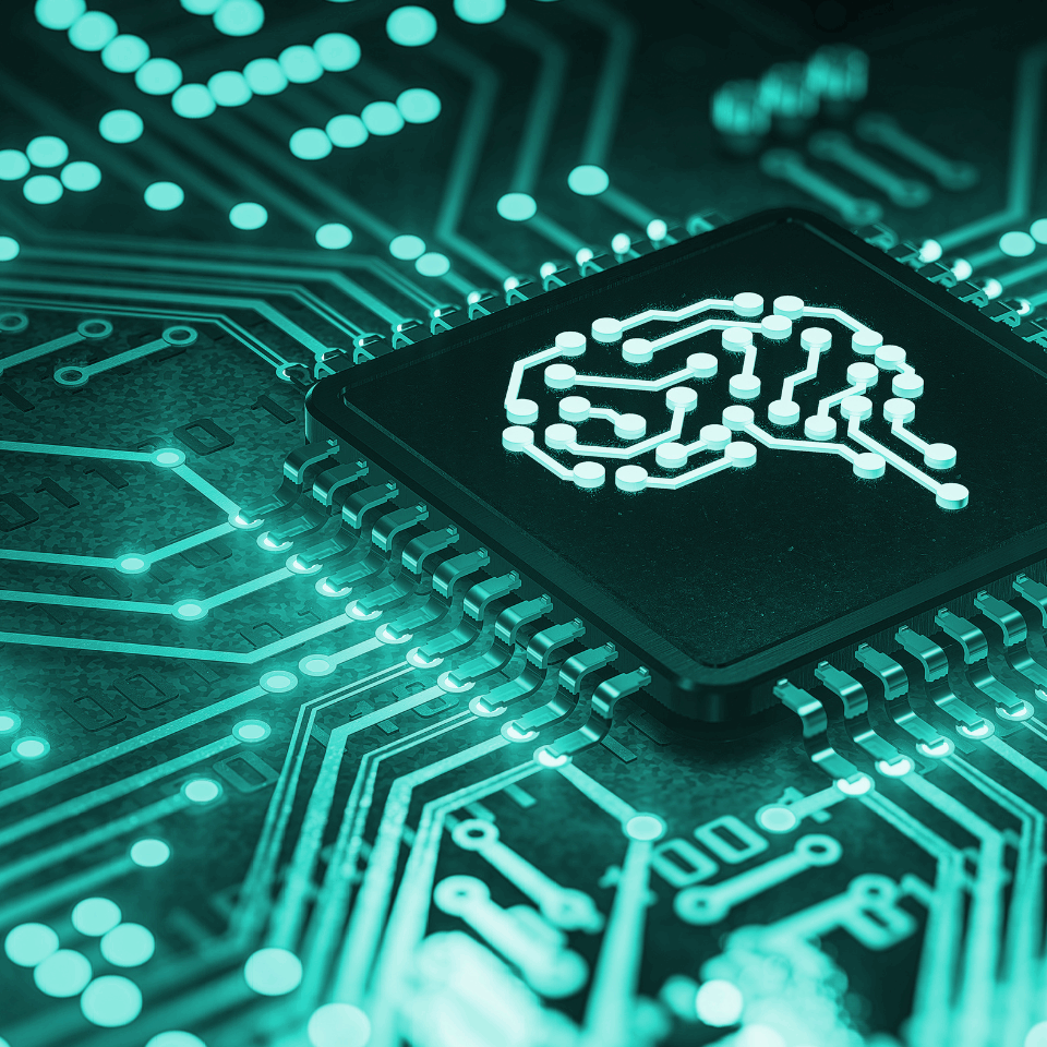 Eine Nahaufnahme eines Mikrochips auf einer Leiterplatte mit einem leuchtenden hirnförmigen Muster, das die Technologie der künstlichen Intelligenz symbolisiert. Das Bild von Stock-Medien zeigt eine blaugrüne Beleuchtung und verschlungene Schaltkreise.